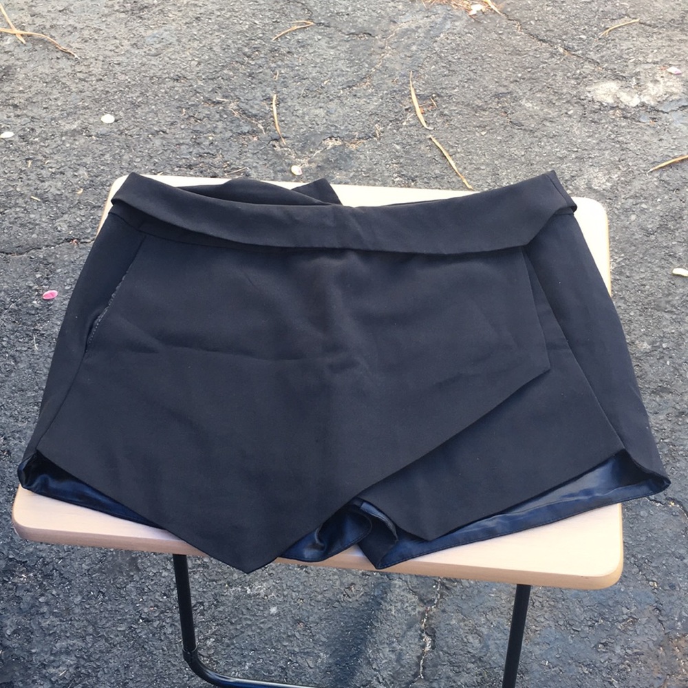 Black skort